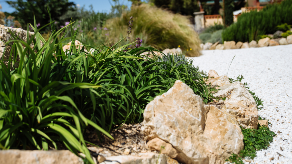 diseño-jardines-terrenos-inclinados-piedras